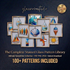 Op de afbeelding: Een verzameling glas-in-loodpatronen met ontwerpen zoals een golf, schelp, zeilboot, vissen, kruis, zon en ijsje. De tekst luidt: glassnovastudio, The Complete Stained Glass Pattern Library, Ultimate Suncatcher Collection, 100+ PATTERNS INCLUDED.