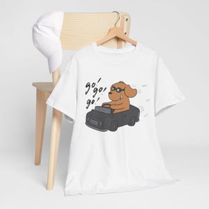 T-shirt hond besturen van een auto, grappig dierenshirt, cadeau huisdierliefhebber, uniseks graphic top, shirt schattige puppy