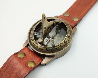 Reloj de pulsera vintage de latón con brújula y esfera solar, con correa de cuero – Objeto de colección náutico antiguo
