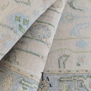 Hand-Knotted Wool Oushak Rug: Vintage Floral Turkish Carpet