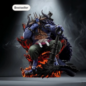 Peut inclure: Figurine détaillée d'un personnage ressemblant à un dragon, avec des écailles bleues, des cornes et une longue barbe. La figurine est assise sur une base enflammée, semblable à de la lave, tenant une arme à pointes. Le mot "Bestseller" est en haut à gauche.