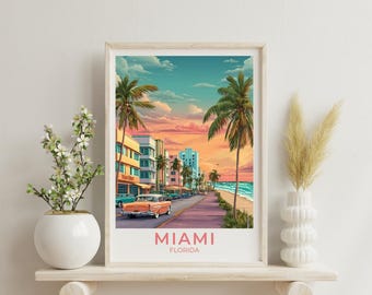 Könnte beinhalten: Gerahmter Kunstdruck von Miami, Florida, mit einem Oldtimer auf einer Küstenstraße, gesäumt von Palmen und farbenfrohen Art-Deco-Gebäuden. Der Himmel wechselt von Blau zu Orange und Rosa. Das Wort "MIAMI" ist in Rosa gedruckt.