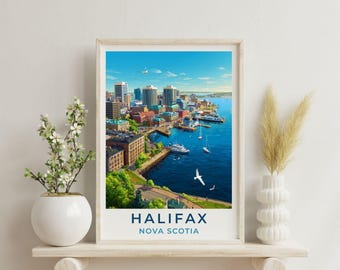 Könnte beinhalten: Ein rechteckiger Wandkunstdruck mit einer farbenfrohen Illustration der Uferpromenade von Halifax, Nova Scotia. Die Szene zeigt einen blauen Hafen mit Booten, eine Skyline mit hohen Gebäuden, grüne Bäume und einen klaren Himmel. Der Text lautet HALIFAX NOVA SCOTIA.