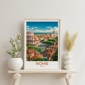 Può includere: Una stampa incorniciata di Roma, Italia, con il Colosseo e altri monumenti. L'opera presenta un vivace paesaggio urbano sotto un cielo blu brillante. La parola "ROME" è stampata in marrone.