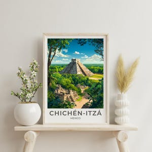 Könnte beinhalten: Gerahmter Druck von Chichén-Itzá, Mexiko, mit einer detaillierten Illustration der alten Maya-Pyramide inmitten üppigen grünen Laubes unter einem strahlend blauen Himmel. Der Druck enthält den Text "CHICHÉN-ITZÁ" und "MEXICO".