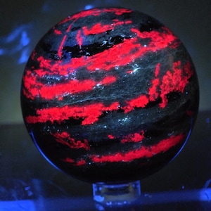 Esfera de zoisita rubí natural – Fluorescente bajo luz ultravioleta