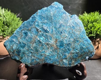 Gran losa de apatita azul con soporte de madera para exhibición.