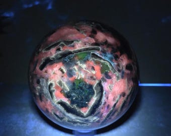 Esfera de ágata volcánica mexicana – Verde y rosa, reactiva a la luz ultravioleta.