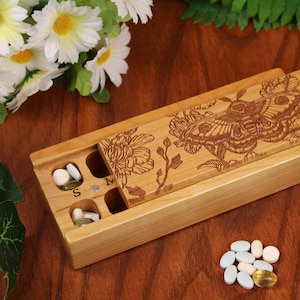 Uroczy organizer na tabletki na ćmy, 7 dni, dwa razy dziennie, rano i wieczorem, drewniane pudełko na tabletki na tydzień, drewno wiśniowe z lakierem i wykończeniem olejowym, firmy Masterpiece Laser