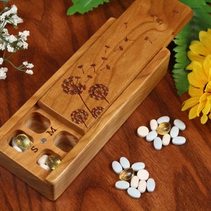 Organiseur de pilules hebdomadaire en bois pour pilules, décoration rustique pour la maison de pissenlit, boîte à pilules hebdomadaire jour/nuit en cerisier avec finition laquée et huilée