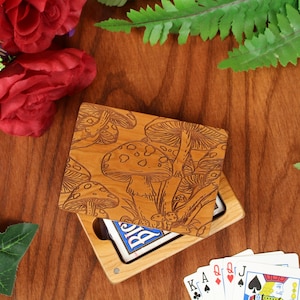 Porta-cartas de baralho de madeira, capa de cogumelo fofa gravada, estojo de transporte de cartas de baralho de madeira feito de cerejeira sólida por Paul Szewc