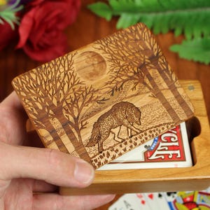 Porte-cartes à jouer en bois Loup en pleine lune avec jeu de cartes en bois gravé avec jeu de cartes en cerisier massif par Paul Szewc