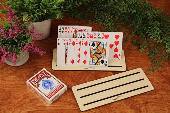 Supporto per carte da gioco, Organizzatore di giochi di carte in legno,  Porta carte senior, Supporto per giochi per bambini, Betulla baltica,  Inciso al laser, Laser capolavoro -  Italia