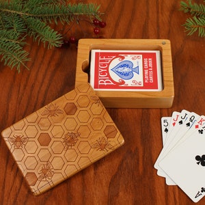 Boîte à cartes à jouer en bois, décor d'abeilles en bois gravé en cerisier massif par Paul Szewc