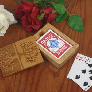 Porta carte da gioco in legno, inciso con l'albero della vita, realizzato in ciliegio massello di Paul Szewc