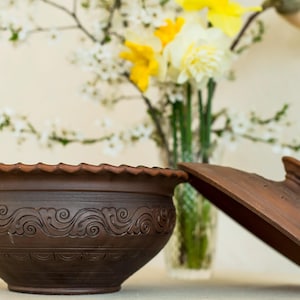 Cazuela de cerámica hecha a mano con tapa, fuente para hornear de cerámica, olla de barro apta para horno, cerámica ucraniana, decoración rústica de cocina.