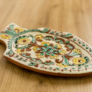 Plato de cerámica artesanal con forma de pez: plato de cerámica de arte popular ucraniano, regalo único.