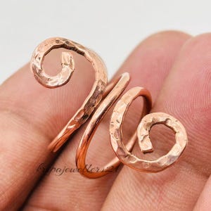 Anello in rame a doppia spirale, anello regolabile in rame martellato, anello in filo di rame, gioielli curativi in rame, anello avvolgente in rame massiccio martellato