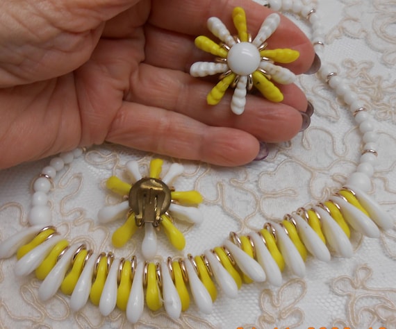 Springtime Set of Yellow and White Glass Beads Ne… - image 1