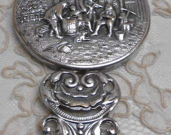 Espelho de mão pequeno vintage ornamentado em prata, medindo 4 1/2 polegadas, marcado como Dinamarca.