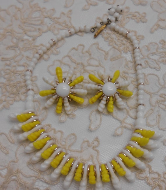 Springtime Set of Yellow and White Glass Beads Ne… - image 2