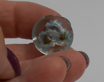 Lucite Plastic Button with Straw Flowers - 3/4"   (B-39, 2)