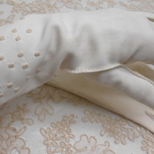 Vintage Mid Century Short White Gloves with Beading - One Size