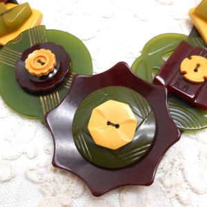 Bakelite Buttons Necklace No. 98 - OOAK, Unique, Recycled - The Art of Buttons!