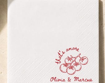 Può includere: Un tovagliolo di carta quadrato bianco con un'illustrazione a linee rosse di un grappolo di pomodori su un rametto. Sopra i pomodori, il testo "that's amore" in corsivo, e sotto i pomodori, i nomi "Olivia & Marcus" stampati in rosso.