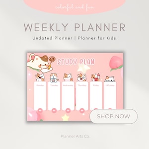 Puede incluir: Un planificador semanal rosa para niños, con temática de gatos. El planificador tiene secciones para cada día, cada una con una ilustración de gato. El texto "STUDY PLAN" está en la parte superior y un botón "SHOP NOW" es visible.