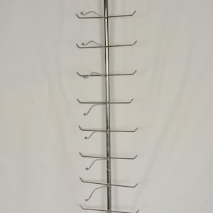 Pode incluir: Um expositor vertical de metal cromado com uma haste central e dez pares de bra&ccedil;os horizontais que se estendem para fora. Cada bra&ccedil;o possui uma pequena ponta esf&eacute;rica na extremidade, projetado para organizar e exibir v&aacute;rios objetos.