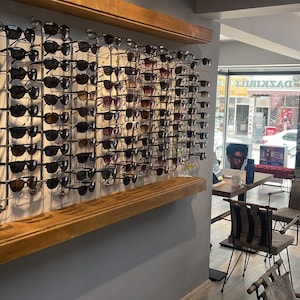 Suporte de parede para óculos de sol em metal com 10 compartimentos: Organizador de óculos de sol imagem 13