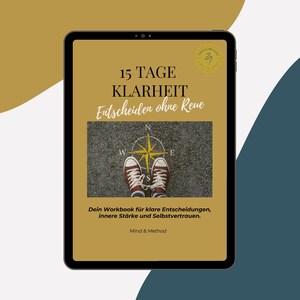 Könnte beinhalten: Ein digitales Tablet zeigt ein Arbeitsbuchcover mit dem Text "15 TAGE KLARHEIT Entscheiden ohne Reue." Das Bild zeigt einen Kompass und rote Turnschuhe. Der Text "Dein Workbook für klare Entscheidungen, innere Stärke und Selbstvertrauen" ist ebenfalls sichtbar.
