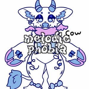 Op de afbeelding: Een digitale illustratie van een wit, harig, koe-achtig wezen met blauwe hoorns, hoeven en accenten. Het personage heeft vlindermotieven, een roze nekpluim en strikjes op de benen. De tekst "melodic Phobia" en "Cow" is eroverheen geplaatst.