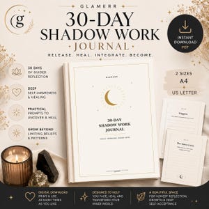 Può includere: Un diario di lavoro sull'ombra di 30 giorni con copertina color crema, decorato con una mezzaluna dorata e raggi solari. Il testo recita 30-DAY SHADOW WORK JOURNAL. Include due pagine stampate con suggerimenti per il Giorno 01 Triggers e il Giorno 14 The Inner Critic, oltre a icone per la riflessione guidata.