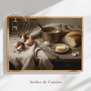 Puede incluir: Una impresión enmarcada de un bodegón con una olla de cobre con sopa, pan, mantequilla, champiñones, ajo y una cebolla. También se ven un cuchillo y un plato. La impresión está etiquetada como "Atelier de Cuisine."