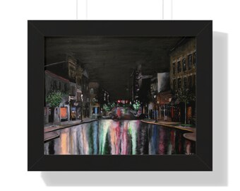 Può includere: Un dipinto di una strada cittadina di notte, con edifici su entrambi i lati e un riflesso di luci colorate sul selciato bagnato.