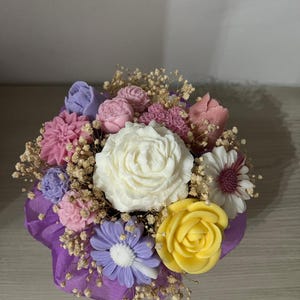 Bouquet colorato e profumato in cera di soia, ogni fiore è realizzato a mano con amore, profumo e colore in un unica creazione..!!