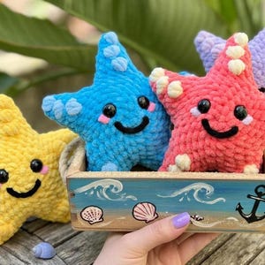 Könnte beinhalten: Ein Set aus drei Keramikbechern mit gesprenkelter, matter Oberfläche. Die Becher sind in den Farbtönen Creme, Hellgrau und Dunkelgrau gehalten. Jeder Becher hat ein schlichtes, minimalistisches Design und einen abgerundeten Henkel.