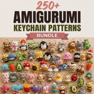 Könnte beinhalten: Eine Sammlung von 250+ Amigurumi-Schlüsselanhänger-Mustern mit verschiedenen gehäkelten Tieren, Lebensmitteln und Objekten wie einem Regenbogen, Pilz und Bubble Tea, alle mit Metallringen auf einer hellen Holzoberfläche präsentiert.