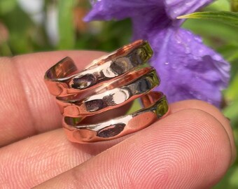 Anello a fascia in rame martellato: gioiello artigianale unisex leggero