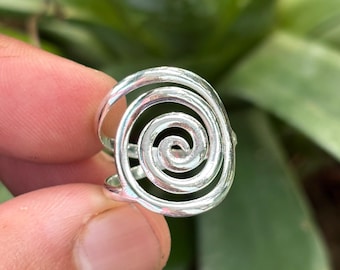 Anillo espiral de plata de ley hecho a mano - Joyería minimalista con diseño de remolino
