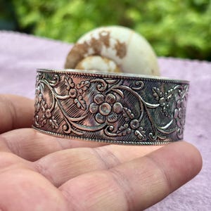 Handgefertigter Blumen-Armreif aus Sterlingsilber im Boho-Design