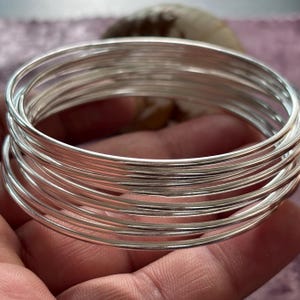 Stapelbara armband i sterlingsilver - Set med 10 handgjorda runda trådar