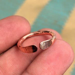 Offener Ring aus gehämmertem Kupfer, verstellbarer handgefertigter Ring, stapelbarer Alltagsschmuck