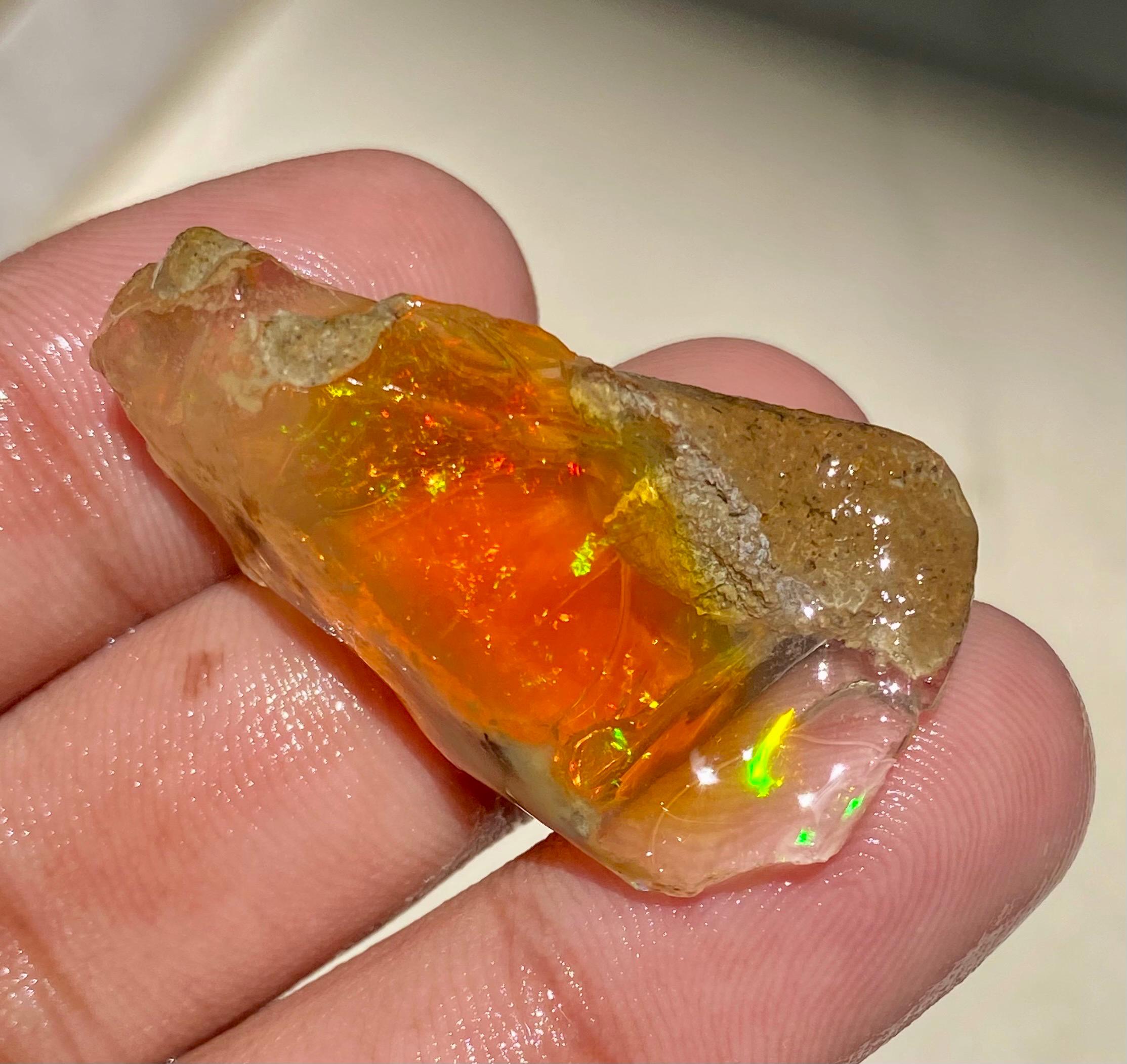 41カラット、AAAグレードのエチオピア産オパール原石、鮮やかな遊色
