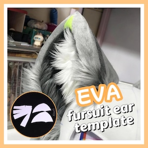 Peut inclure: Un accessoire d'oreille d'animal en fausse fourrure grise et blanche avec une pointe vert citron vif. Un encart circulaire montre des pièces de patron en mousse EVA blanche. Le texte EVA fursuit ear template est écrit en blanc.
