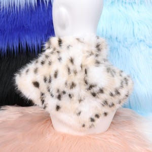 Soft and fluffy faux fur neck fur inspired by leopard pelts, offering comfort and realistic charm. Designed with breathable inner lining for long-term wear, this handmade piece suits cosplay fans, performers, or furry artists who value craftsmanship and detail. Perfect for completing animal-themed costume sets.