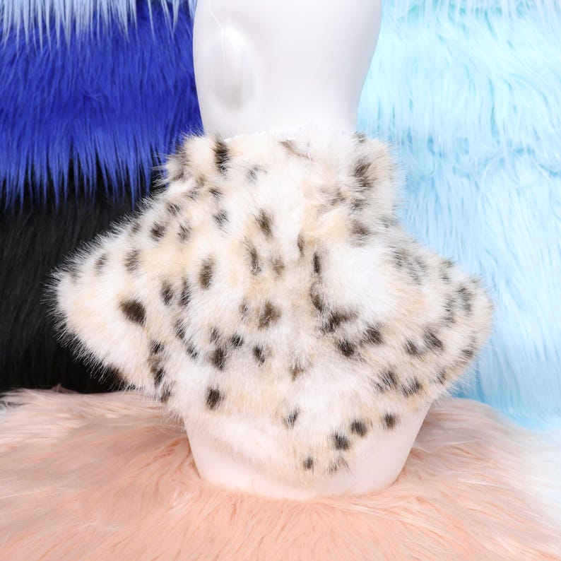 Soft and fluffy faux fur neck fur inspired by leopard pelts, offering comfort and realistic charm. Designed with breathable inner lining for long-term wear, this handmade piece suits cosplay fans, performers, or furry artists who value craftsmanship and detail. Perfect for completing animal-themed costume sets.