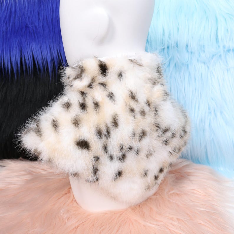 Leopard pattern fursuit neck accessory featuring thick faux fur with realistic markings that replicate the look of wild feline coats. Ideal for cosplay, Halloween, or furry events. The smooth inner lining maintains skin comfort and warmth, making it both stylish and functional for cold-weather conventions or photo sessions.